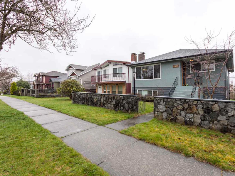 2557 E 24th Avenue, Vancouver BC V5R 1C8