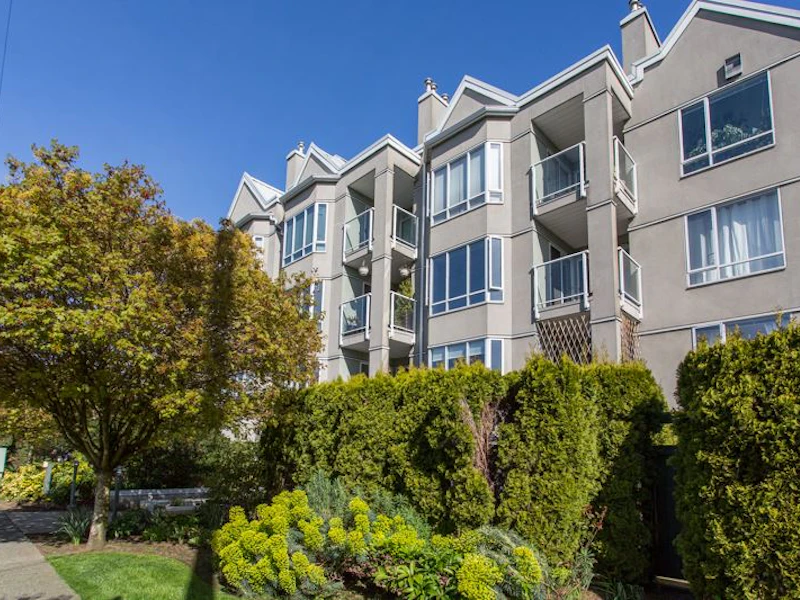 302 - 2195 W 5th Avenue, Vancouver BC V6K 1S1