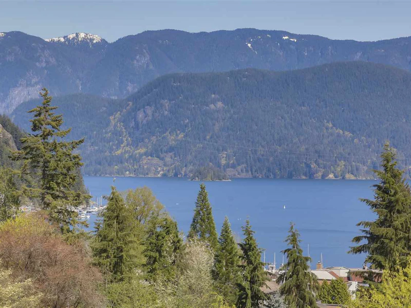 2078 Cliffwood Lane, North Vancouver BC V7G 2A7