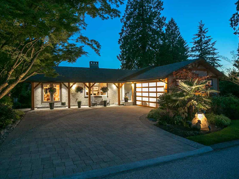 693 St. Ives Crescent, North Vancouver BC V7N 2X4