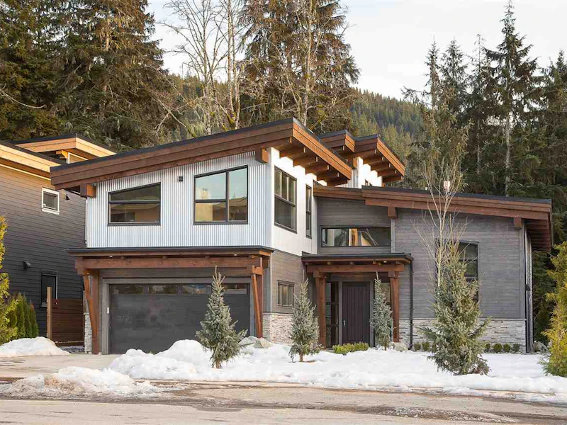 3324 Mamquam Road, Squamish BC V8B 0S6