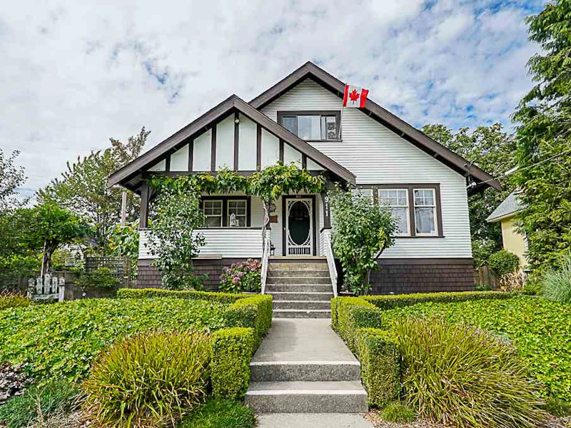 911 Edinburgh Street, New Westminster BC V3M 2V2