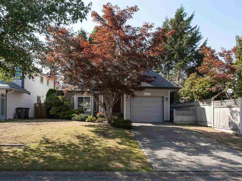 9757 151b Street, Surrey BC V3R 8W4
