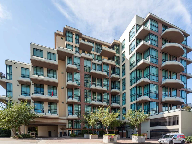 702 - 10 Renaissance Square, New Westminster BC V3M 7B1
