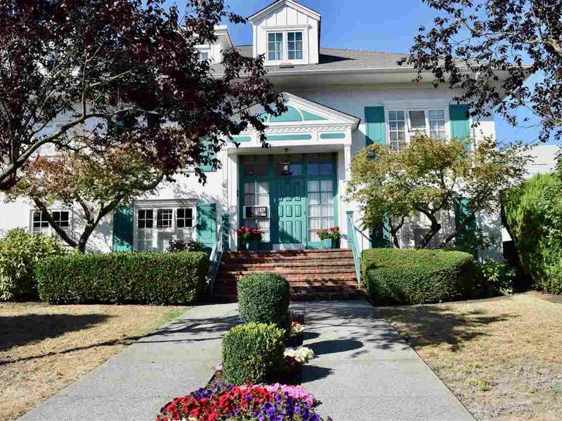 201 - 120 W 17th Street, North Vancouver BC V7M 1V4