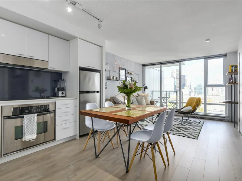 2109 - 131 Regiment Square, Vancouver BC V6B 1X6
