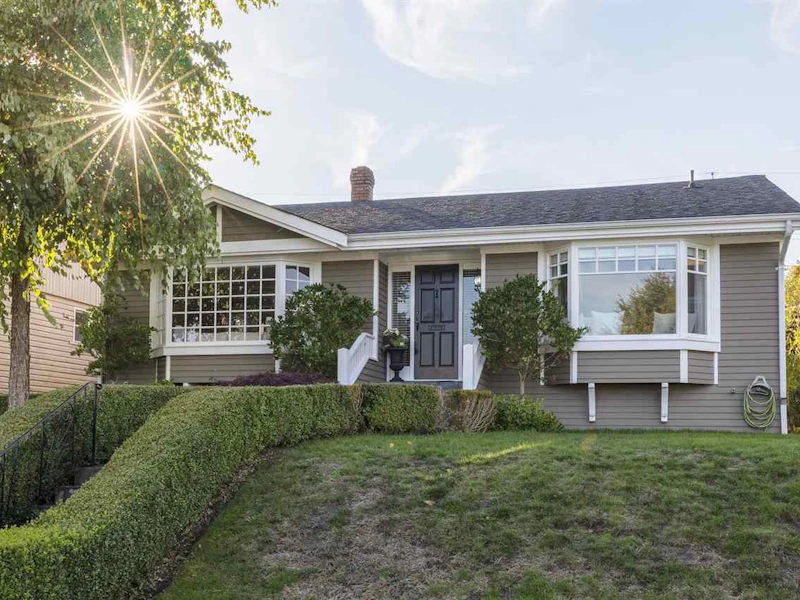 921 Chestnut Street, New Westminster BC V3L 4N4