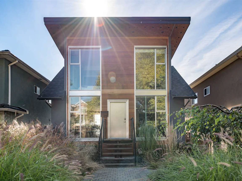 2728 Adanac Street, Vancouver BC V5K 2M9
