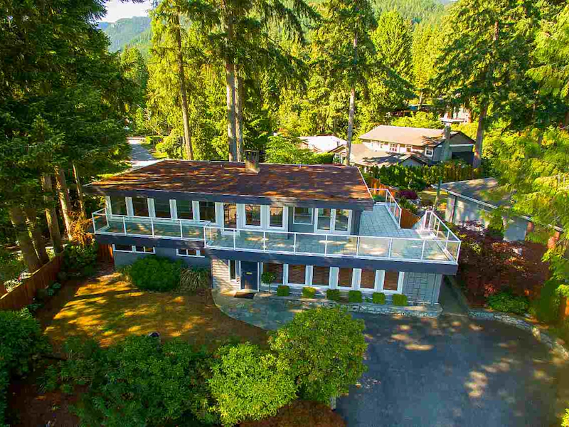 552 Crestwood Avenue, North Vancouver BC V7N 3C5