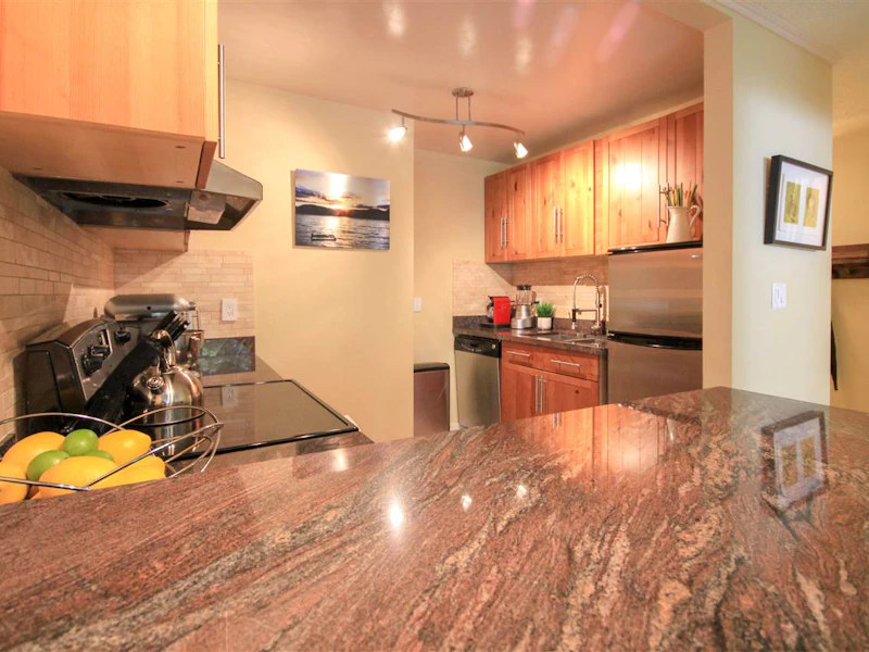 103 - 2033 W 7th Avenue, Vancouver BC V6J 1T3