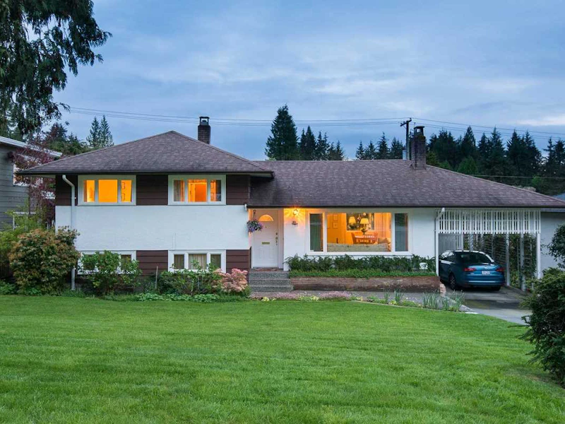 933 Canyon Boulevard, North Vancouver BC V7R 2J9