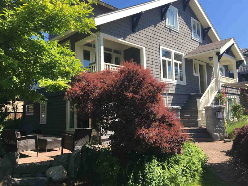 402 Lyon Place, North Vancouver BC V7L 1Y5