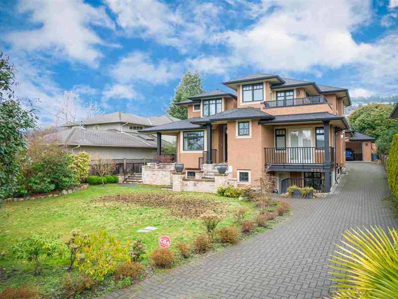 2267 Inglewood Avenue, West Vancouver BC V7V 1Z7