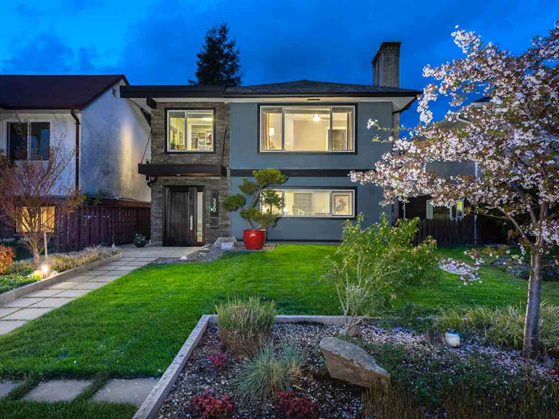 330 E 21st Street, North Vancouver BC V7L 3B8
