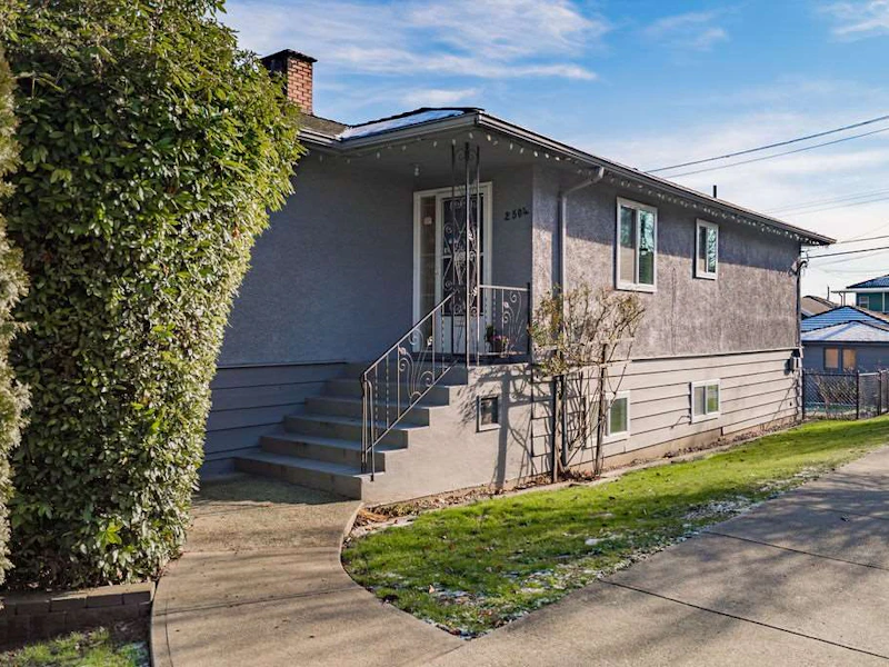 2504 E 1st Avenue, Vancouver BC V5M 1A3