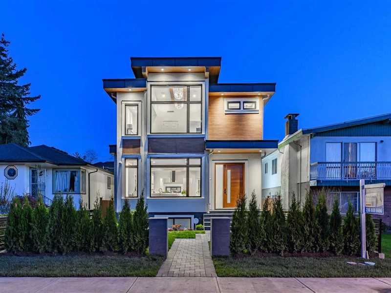 2742 Charles Street, Vancouver BC V5K 3A7