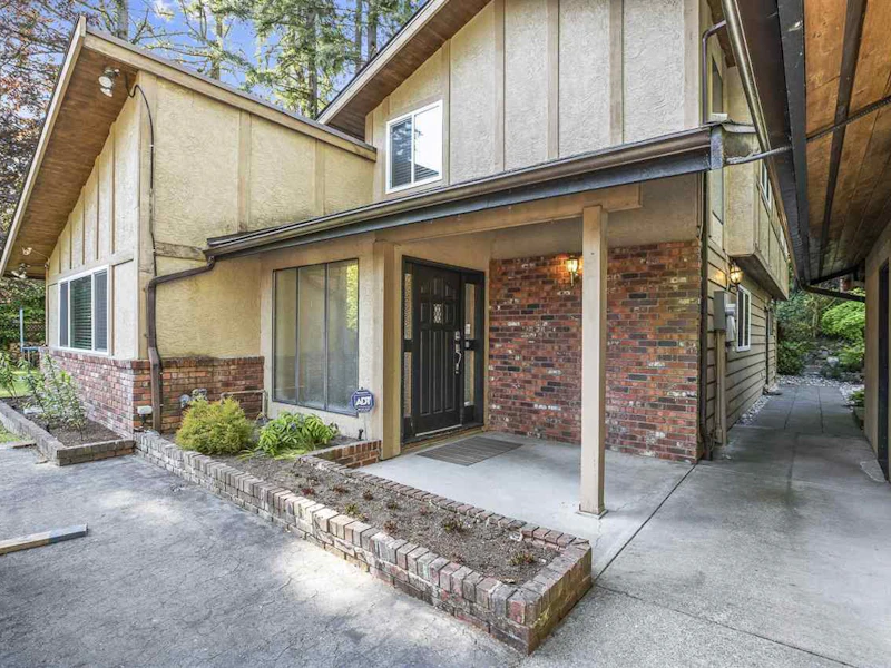 4032 Capilano Road, North Vancouver BC V7R 4J4