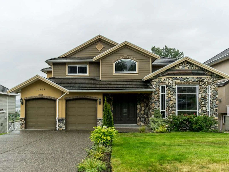 12039 101a Avenue, Surrey BC V3V 2Z7