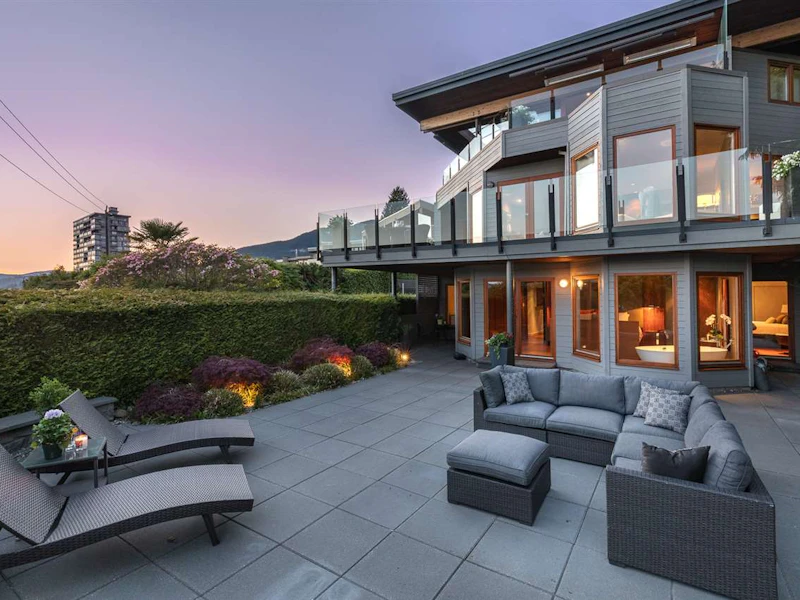 2302 Bellevue Avenue, West Vancouver BC V7V 1C8