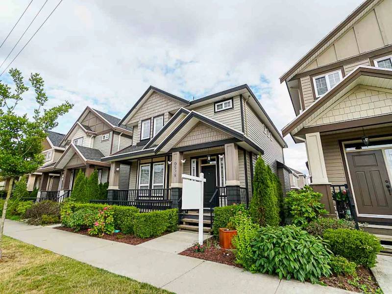 19528 72nd Avenue, Surrey BC V4N 5Z5