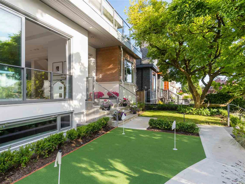 6588 Vivian Street, Vancouver BC V5S 2T4