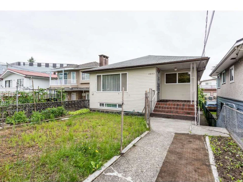 4045 Perry Street, Vancouver BC V5N 3X2