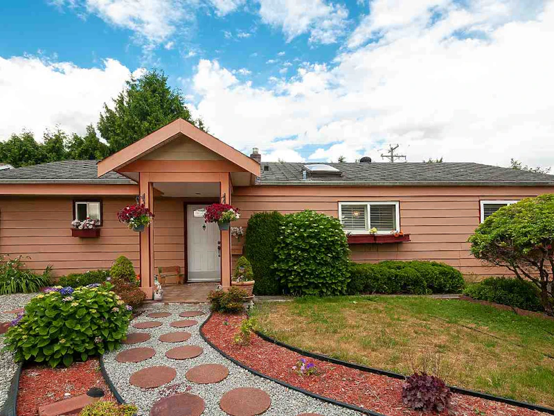 1210 Pinewood Crescent, North Vancouver BC V7P 1E9
