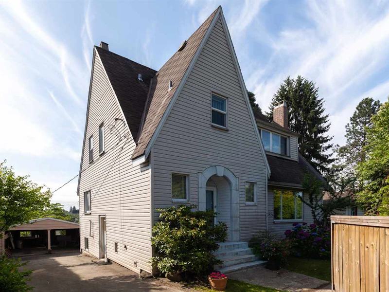 124 Tenth Avenue, New Westminster BC V3L 2B1