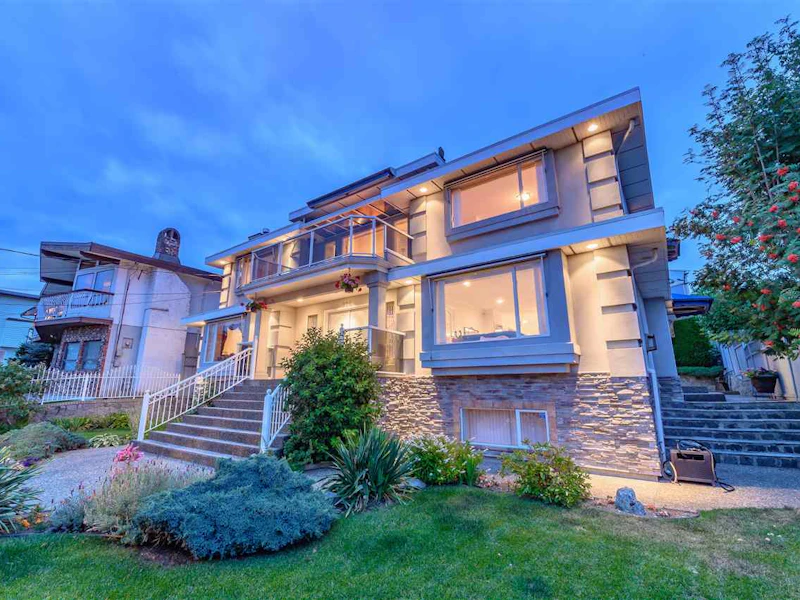 326 Delta Avenue, Burnaby BC V5B 3C5