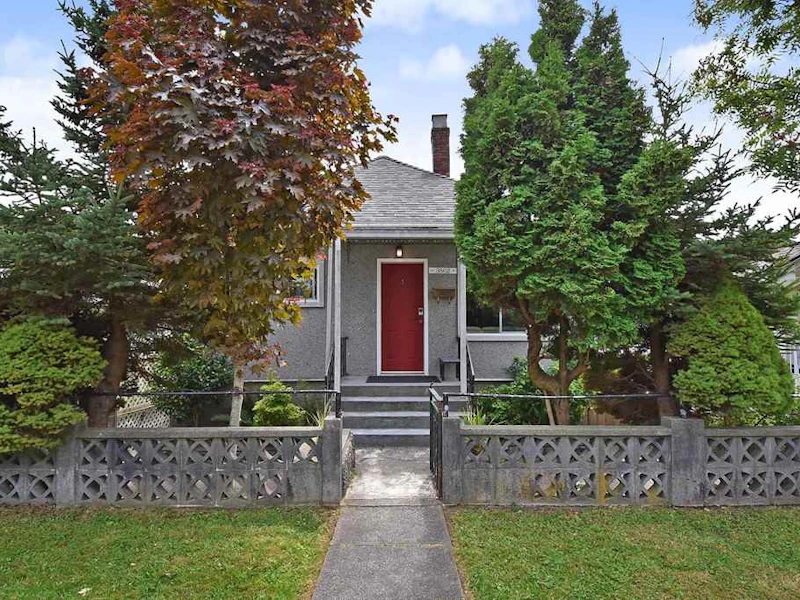 3562 E Georgia Street, Vancouver BC V5K 2L8