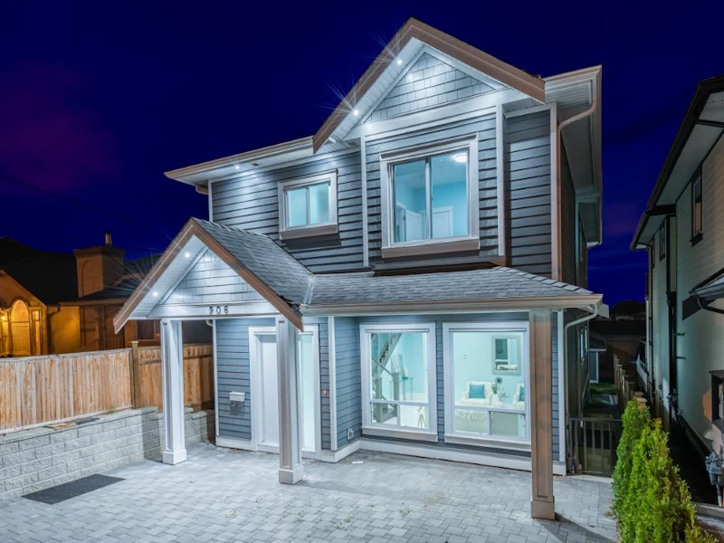 906 Alderson Avenue, Coquitlam BC V3K 1V4