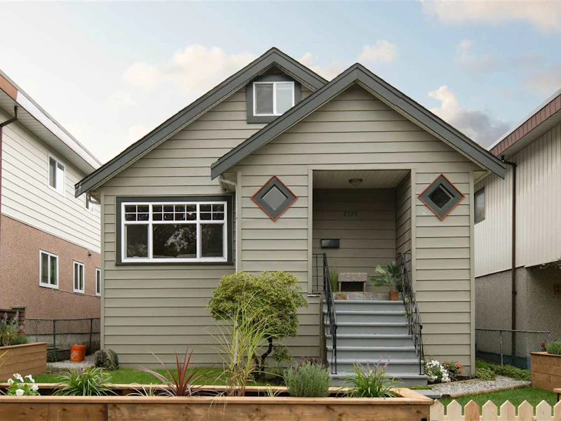 2590 Parker Street, Vancouver BC V5K 2T3