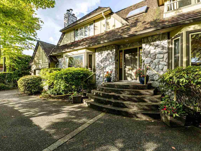 910 Belmont Avenue, North Vancouver BC V7R 1J8