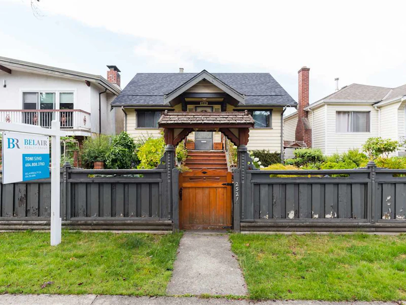 1 - 2521 Napier Street, Vancouver BC V5K 2W4