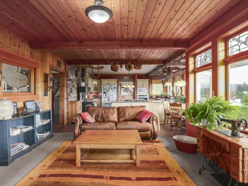 900 Roslyn Boulevard, North Vancouver BC V7G 1P3