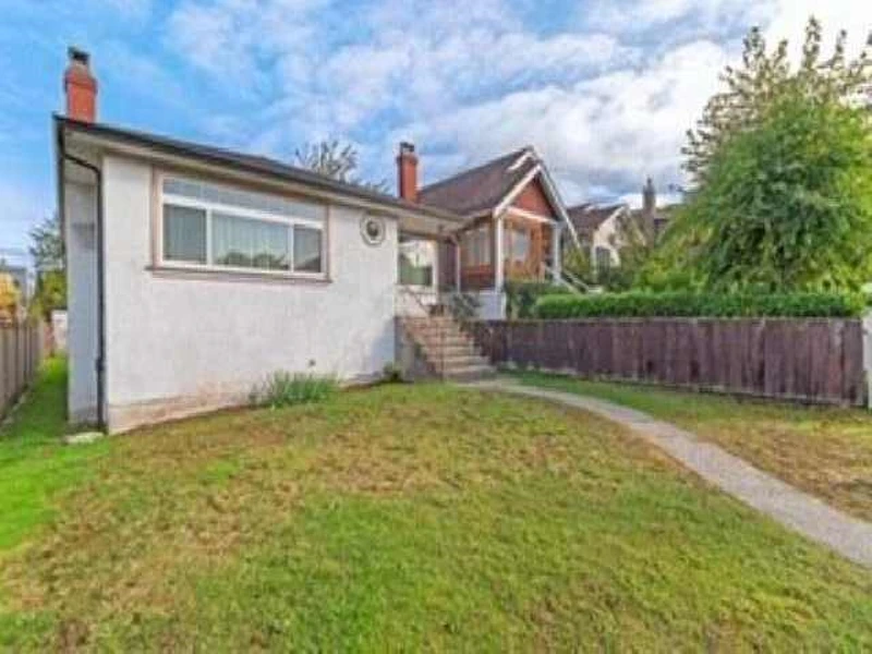 1 - 3537 Dundas Street, Vancouver BC V5K 1S2
