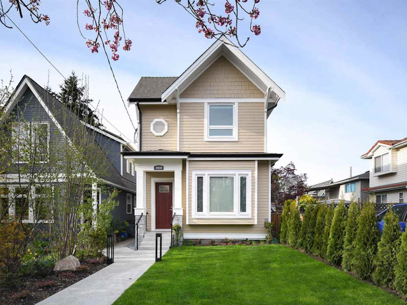 2059 Charles Street, Vancouver BC V5L 2V1
