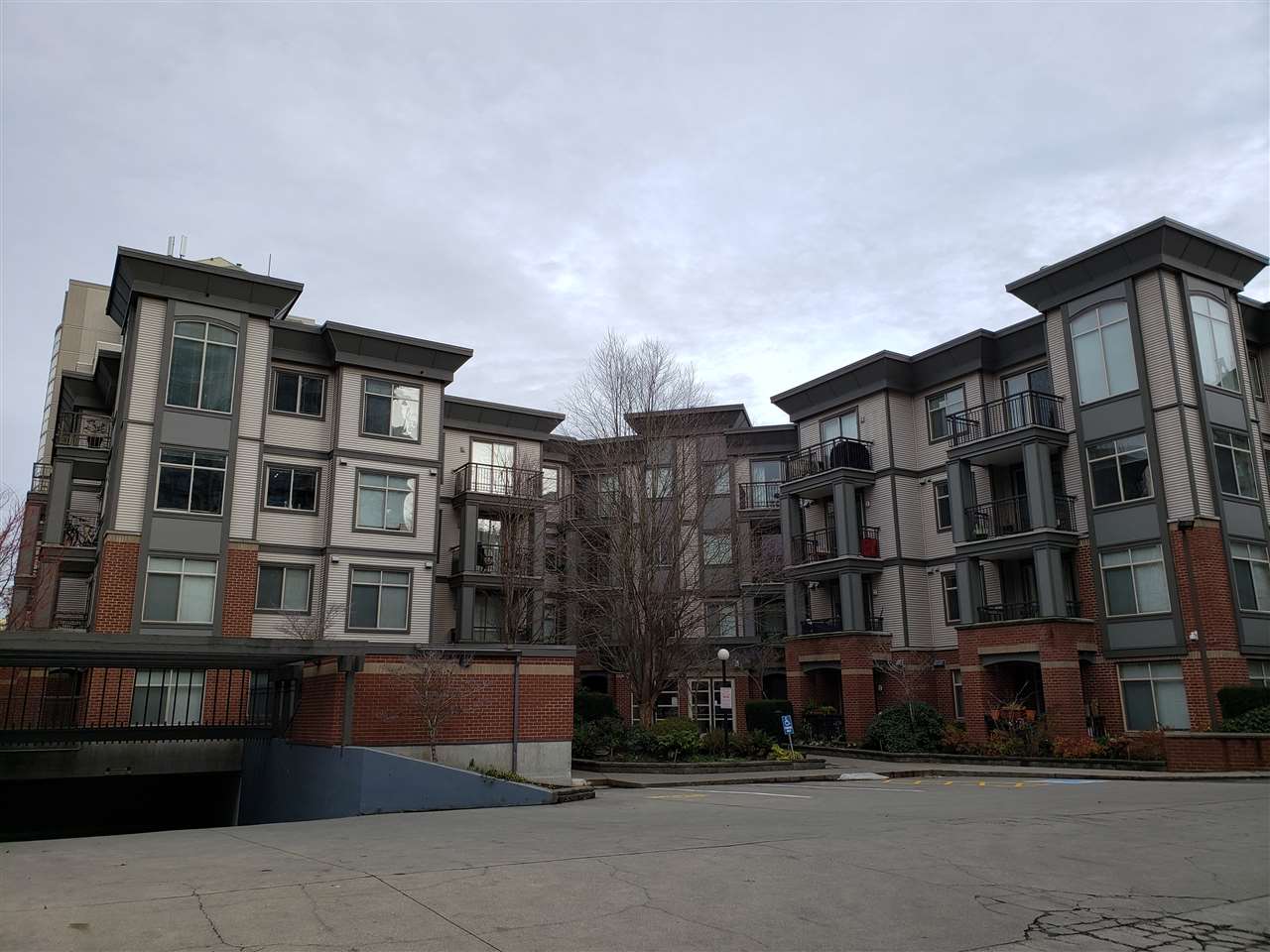 301-10499 University Dr  