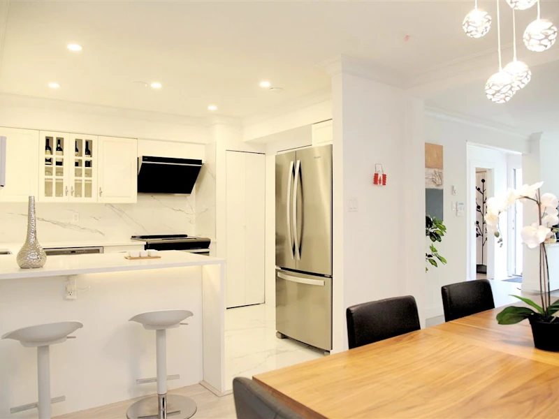 2171 W 15th Avenue, Vancouver BC V6K 2Y4