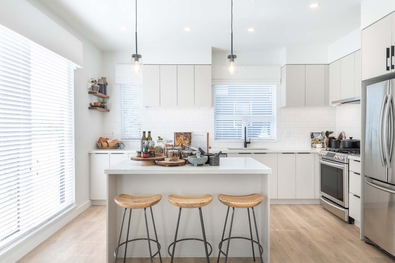 302-3105 St George St  