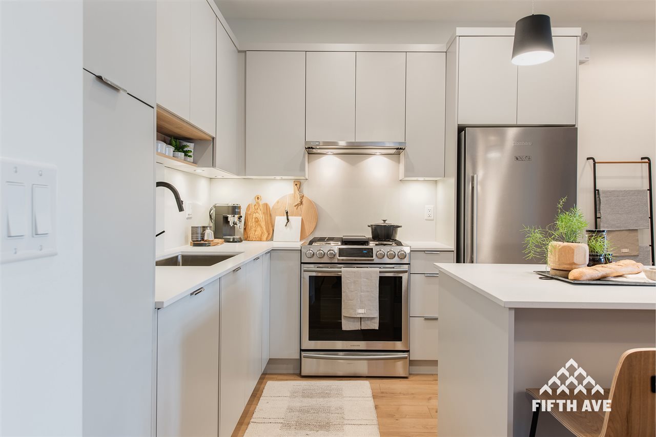 324-2485 Montrose Ave  