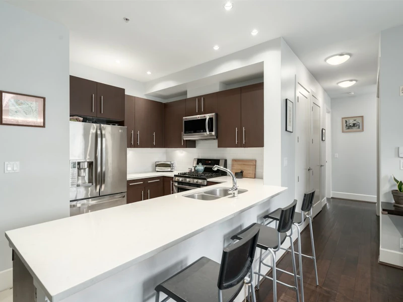 202 - 2108 W 12th Avenue, Vancouver BC V6K 2N2