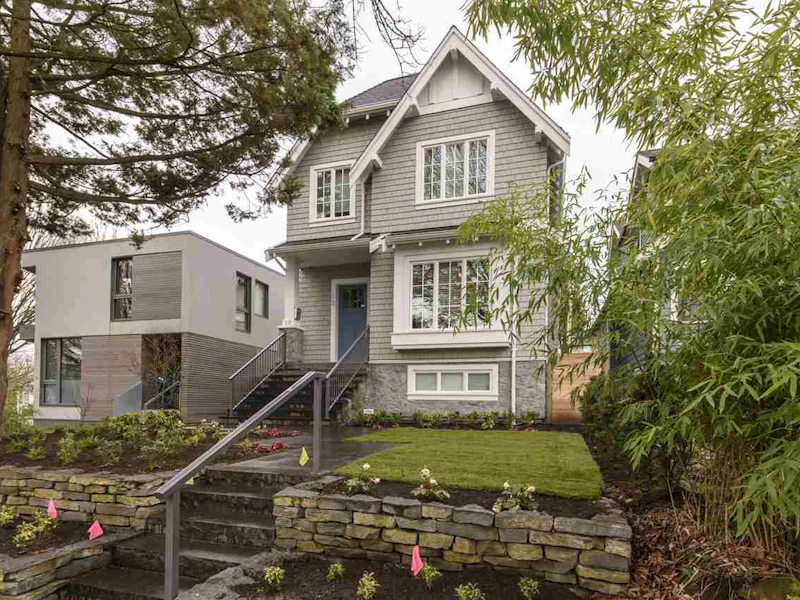 12 W 18th Avenue, Vancouver BC V5Y 2A4