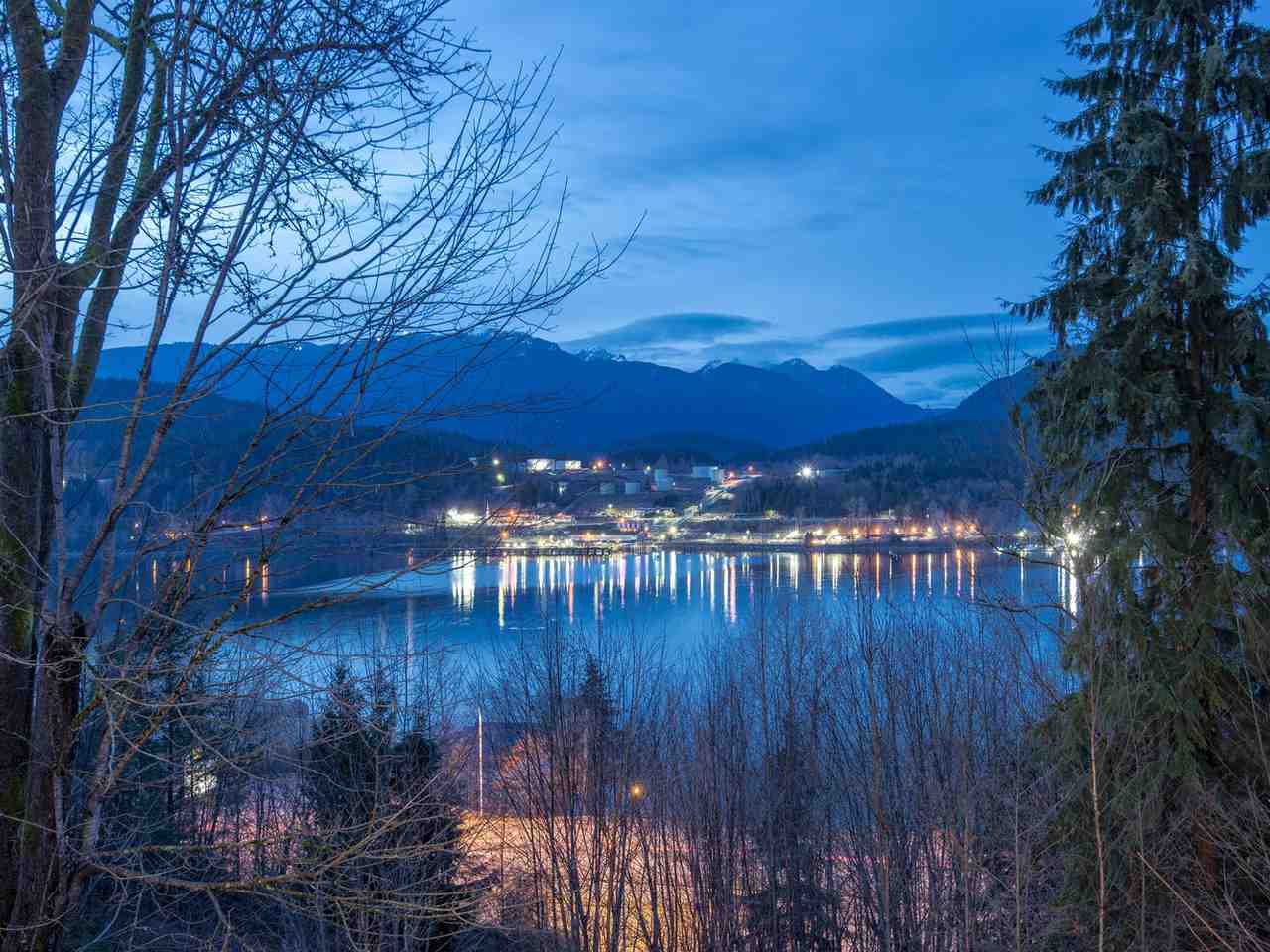 60 Shoreline Cir  