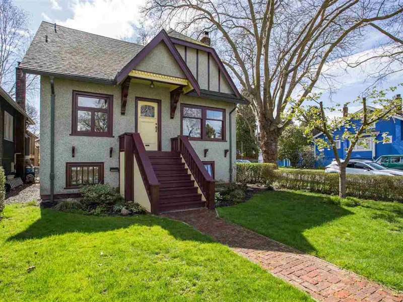 2726 Mackenzie Street, Vancouver BC V6K 2M1