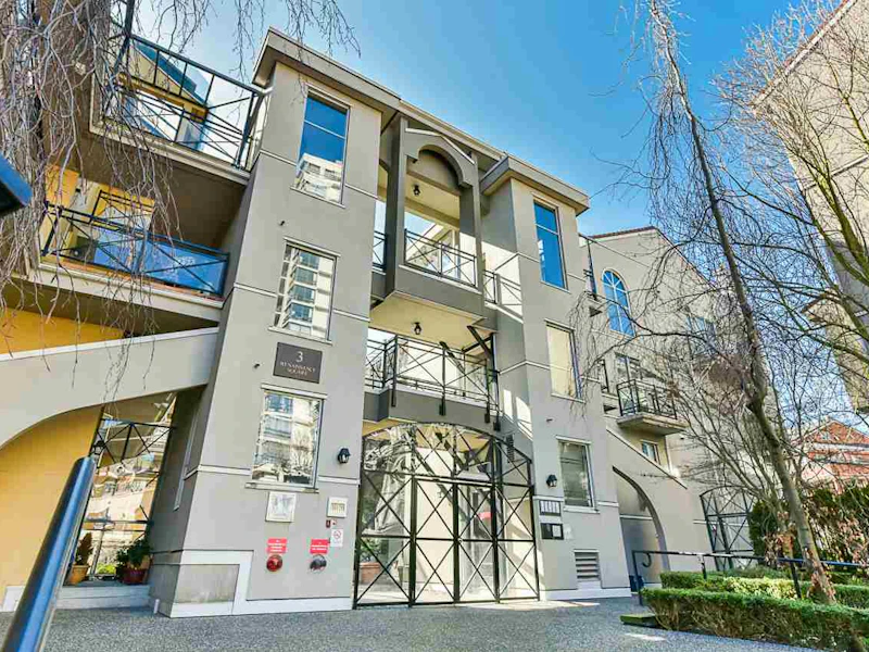 304 - 3 Renaissance Square, New Westminster BC V3M 6K4