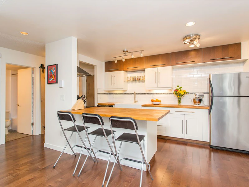 210 - 330 E 7th Avenue, Vancouver BC V5T 4K5