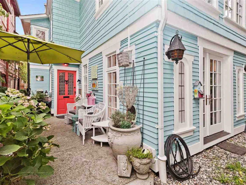 4335 John Street, Vancouver BC V5V 3W8