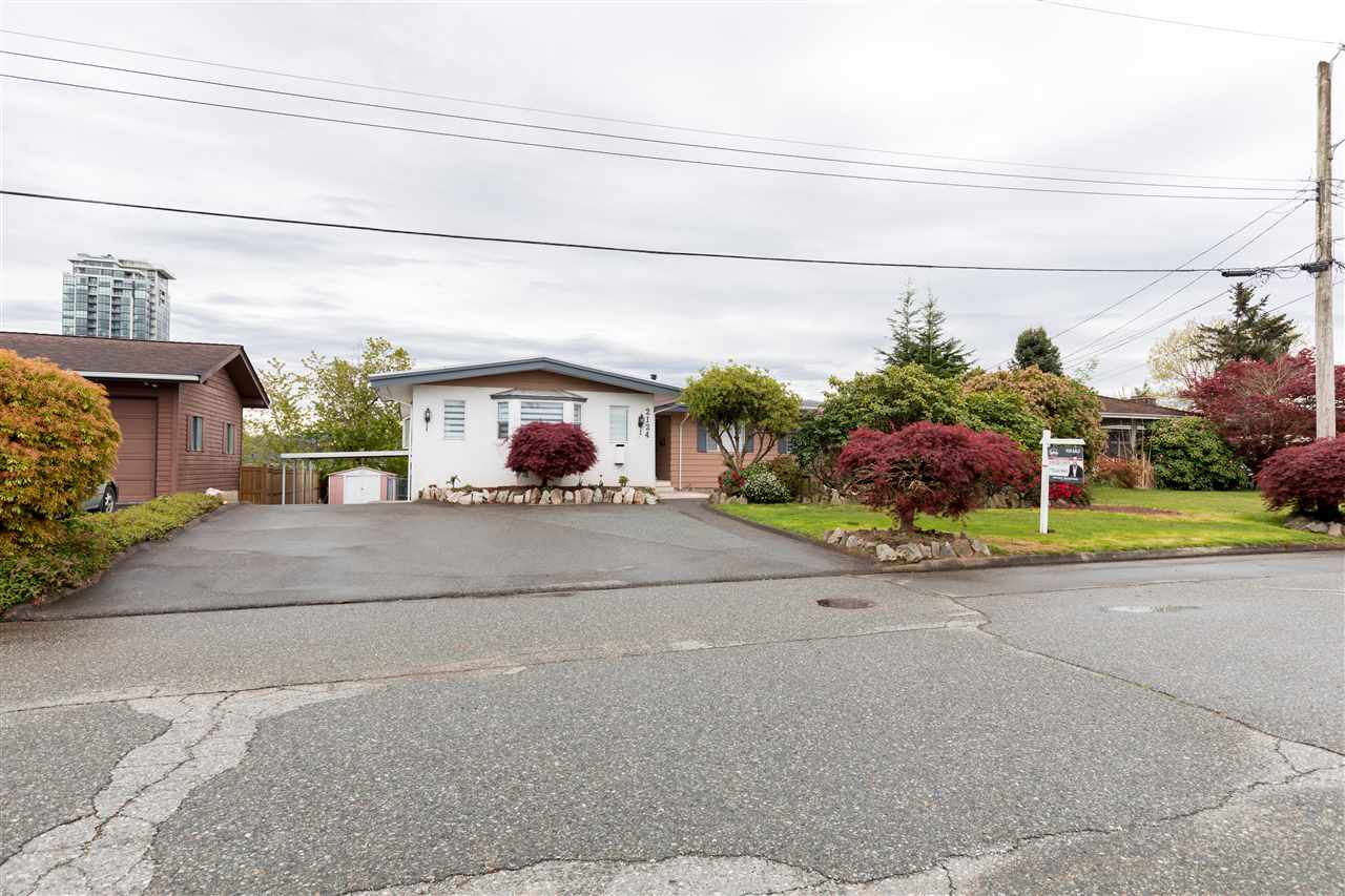 2124 Lonsdale Cres  