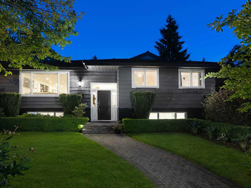 425 Silverdale Place, North Vancouver BC V7N 2Z6